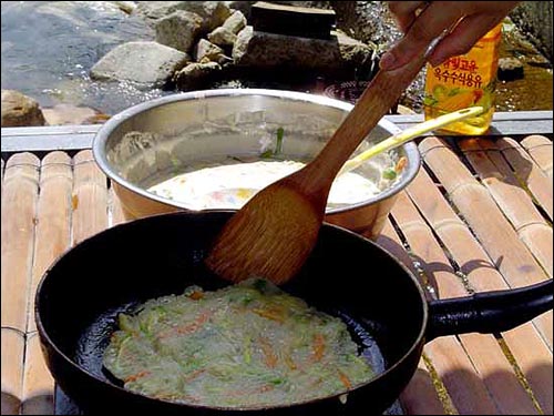 부침개는 비오는 날 먹어야 더 맛이 좋지만 화창한 날엔 평상에서 먹어도 못지 않은 맛이 난답니다. 감자가 남거든 얇게 썰어서 화상 입은 곳에 붙여 보세요. 